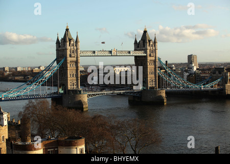 Vista unica del Tower Bridge rivolto verso sud-est Foto Stock