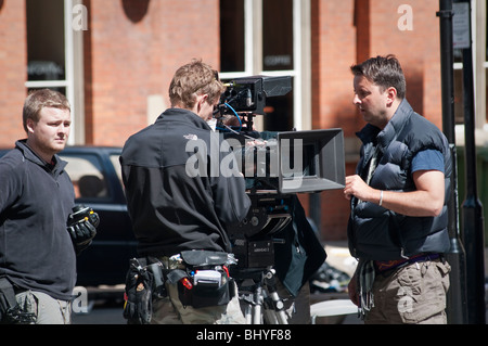 Cameraman Impostazione telecamera per filmare i superstiti serie 2, Birmingham Foto Stock