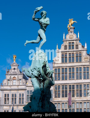 Brabo fontana ed edifici storici in Grote Markt square di Anversa in Belgio Foto Stock