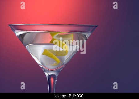 Protagonista sempre dritti fino a Martini con il limone Twist guarnire su sfondo colorato Foto Stock