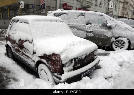 Il polacco Polski Fiat 126p auto parzialmente coperto di neve dopo la nevicata a Varsavia, Polonia Foto Stock