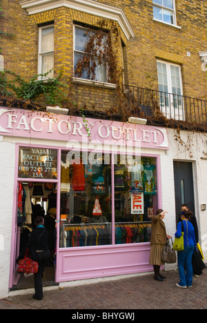 Negozio di abbigliamento esterno Portobello Road West London Inghilterra England Regno Unito Foto Stock