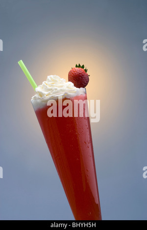 Frozen Daiquiri alla fragola bevanda miscelata close up su sfondo semplice Foto Stock