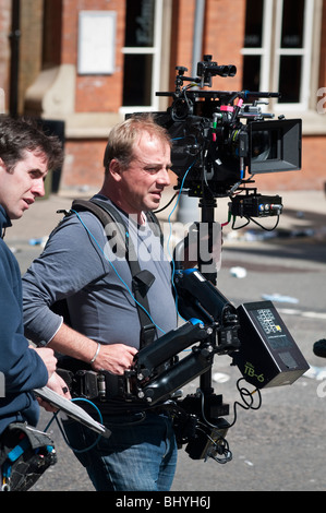 Cameraman sulla posizione shoot di BBC popolare serie tv superstiti, Birmingham Foto Stock