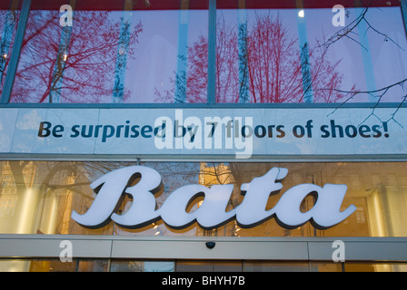 Bata Shoe store esterno Vaclavske namesti square Praga Repubblica Ceca Europa Foto Stock