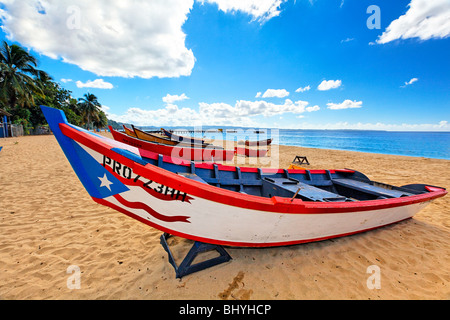 Puerto Rican barche da pesca sulla spiaggia Foto Stock