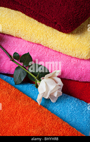 La rosa bianca e asciugamani per il bagno Foto Stock
