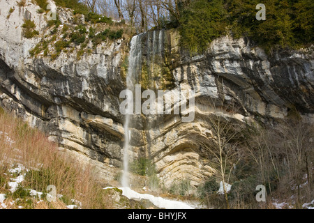 Cascata di oltre piegato Jurassic falde di calcare - Il Chapeau de Gendarme - vicino a Pontarlier, Giura, est della Francia. Foto Stock