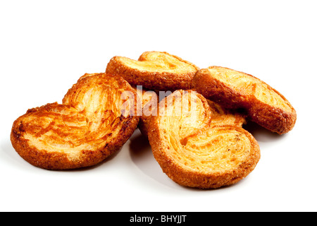 Biscotti a forma di cuore su uno sfondo bianco Foto Stock