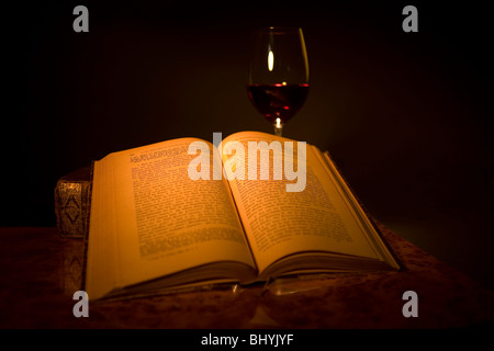 vecchio libro aperto Foto Stock