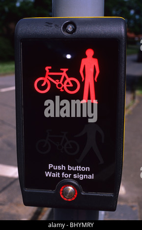 Rosso di arresto simboli di avvertimento per i pedoni e i ciclisti su strada ad incrocio vicino a Scarborough Yorkshire Regno Unito Foto Stock