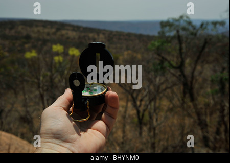 Limpopo, Sud Africa, mano azienda bussola, navigazione cuscinetto, escursioni, campeggio, oggetto, sfondo, illustrazione Foto Stock