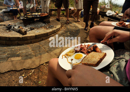 Limpopo, Sud Africa, close up, il cibo nel piatto, prima colazione pasto cucinato in outdoor camp fire, vacanze, famiglia, socializzare, persone Foto Stock