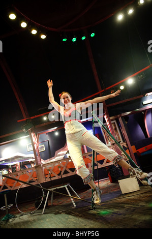 Una giovane donna in equilibrio su il filo allentato, non montare il circo di stato eseguendo, Wales UK Foto Stock