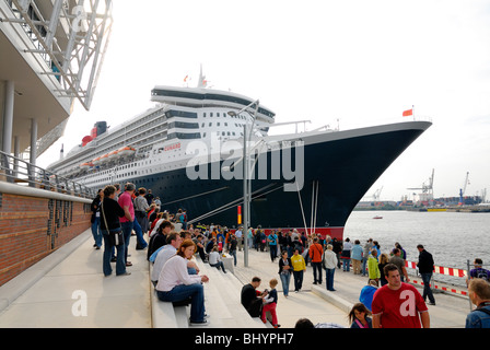 La Queen Mary 2 al centro della crociera ad Amburgo, Germania, Europa Foto Stock