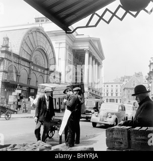 Mercato di Covent Garden, Londra, c1952. Artista: Henry Grant Foto Stock