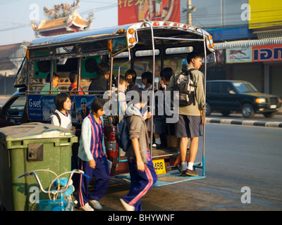 I bambini della scuola di Udon Thani thailandia imbarco un songthaew taxi bus Foto Stock