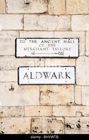 Segno per il merchant Taylors Hall sulla Aldwark York Yorkshire Inghilterra Foto Stock