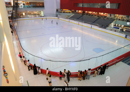Pista di pattinaggio su ghiaccio nel centro commerciale di Dubai, Dubai Emirati Arabi Uniti Foto Stock