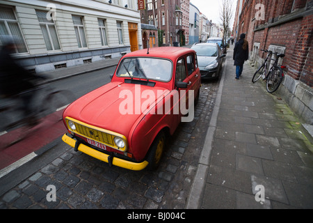 Scena di strada con la Renault 4 in Gent, Belgio Foto Stock