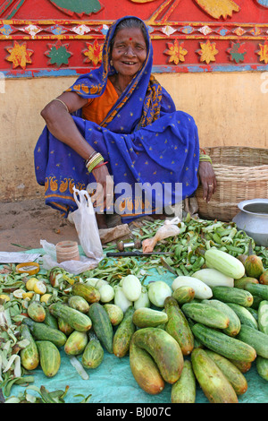 Anziani venditore di cetriolo in puri, Orissa, India Foto Stock