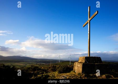 Croce di vetta della collina Brownswood, sopra i mulini delle centrali eoliche Beallough, vicino Portlaw, nella contea di Waterford, Irlanda Foto Stock