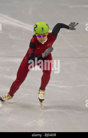 Wang Meng (CHN) competere nel breve pista di pattinaggio di velocità per donna 1000m evento presso le Olimpiadi Invernali 2010, Foto Stock