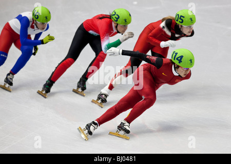 Zhou Yang (CHN) e Jessica Gregg (CAN) competere nel breve pista di pattinaggio di velocità per donna 1000m Foto Stock