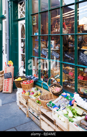 Il cibo al di fuori di un negozio sul Fossgate York Yorkshire Inghilterra Foto Stock