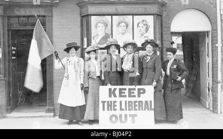 Suffragettes determinata a "mantenere il liberale Out", 1909. Artista: sconosciuto Foto Stock