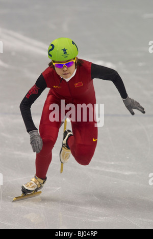 Wang Meng (CHN) competere nel breve pista di pattinaggio di velocità per donna 1000m evento presso il 2010 Giochi Olimpici Invernali Foto Stock