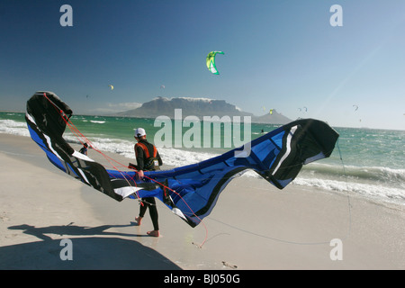 Kitesurfer sul filamento Blauberg con Città del Capo e di Table Mountain in background Foto Stock