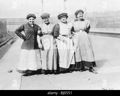 Donne facchini alla stazione di Marylebone, maggio 1915. Artista: sconosciuto Foto Stock