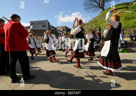 Morris ballerini in azione. Mason's grembiule, a nord-ovest (intasare) lato balli presso la Oxford folk festival. Foto Stock