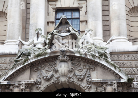 Dettaglio da sopra la porta di ingresso alla centrale di tribunali penali o Old Bailey London REGNO UNITO Foto Stock