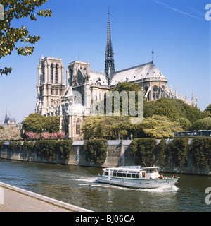 Tour in barca passa la cattedrale di Notre Dame sul Fiume Senna, Parigi, Francia Foto Stock