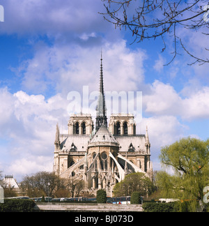 La cattedrale di Notre Dame, Paris, Francia, dalla estremità posteriore che mostra la guglia iconico che era stato distrutto il 15 aprile 2019 Foto Stock
