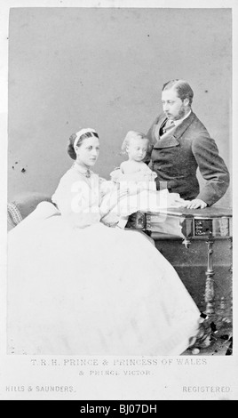 Il principe e la Principessa di Galles con il Principe Albert Victor, 1865. Artista: sconosciuto Foto Stock