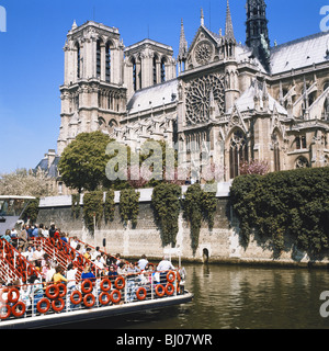 In barca per visite guidate passando la cattedrale di Notre Dame, sul Fiume Senna, Parigi, Francia Foto Stock