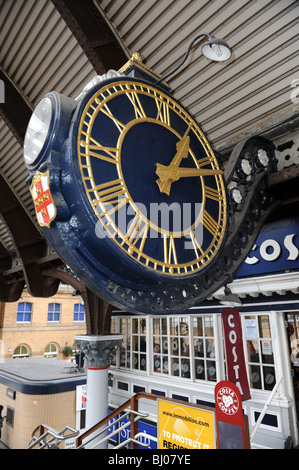 Città di York Stazione ferroviaria orologio in North Yorkshire England Regno Unito Foto Stock