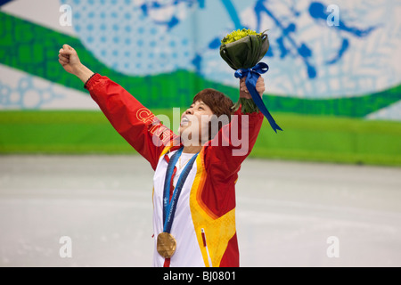 Wang Meng (CHN) reagisce dopo aver ricevuto la medaglia d'oro nel breve pista di pattinaggio di velocità per donna 1000m evento al 2010 Olimpiadi Foto Stock