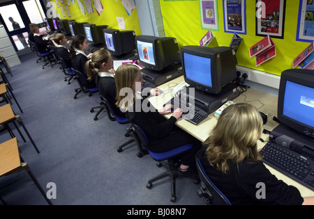 Gli studenti utilizzano i computer in una classe di IT UK Foto Stock