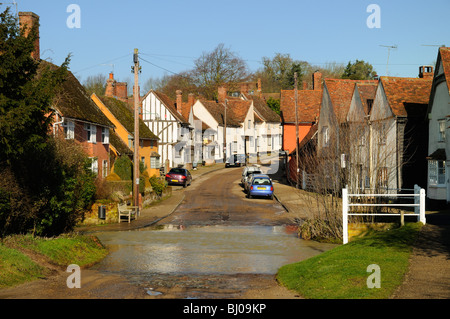 Rivestimento di case la strada principale del villaggio di Kersey nel Suffolk, Inghilterra. Foto Stock