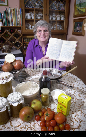 Vecchia Signora con la sua ricetta fatta in casa di chutney UK 26/1/2005 Foto Stock