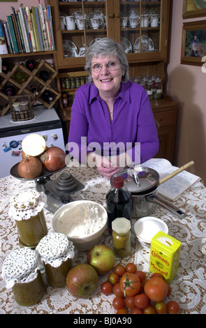 Vecchia Signora con la sua ricetta fatta in casa di chutney UK 26/1/2005 Foto Stock