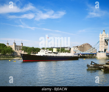 Londra, Royal Yacht Britannia ormeggiata presso la Torre di Londra e al Tower Bridge, Inghilterra, GB, Regno Unito Foto Stock