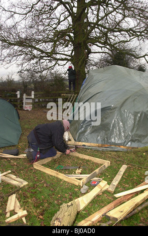 Blocco stradale manifestanti impostare un albero di casa in una quercia accanto alla B4032 vicino Soulbury Bucks, Regno Unito Foto Stock