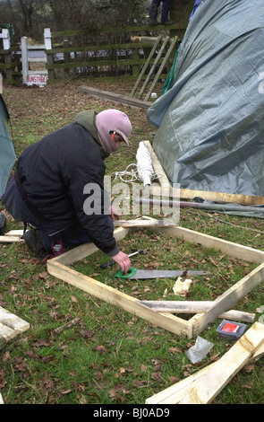 Blocco stradale manifestanti impostare un albero di casa in una quercia accanto alla B4032 vicino Soulbury Bucks, Regno Unito Foto Stock