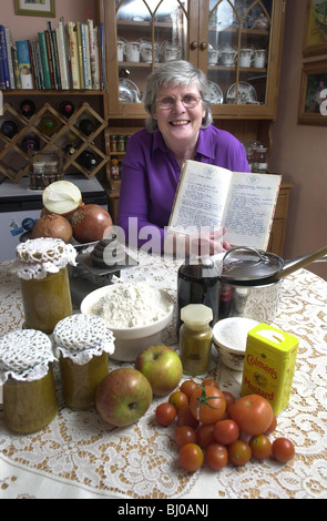 Vecchia Signora con la sua ricetta fatta in casa di chutney UK 26/1/2005 Foto Stock