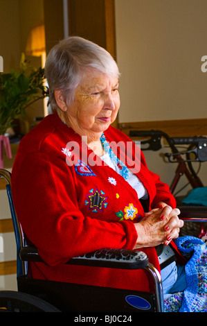 Ritratto di anziani senior donna seduta in sedia a rotelle al centro di cura. Foto Stock